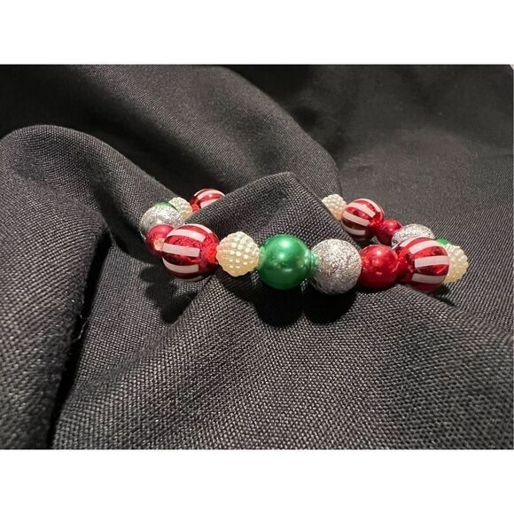 Red and Green Christmas Elastic Bracelet - Picture 1 of 3